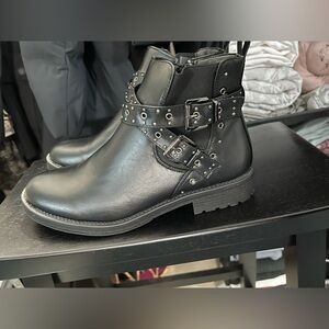 Lee cooper ankle boots. Size 40 (9US).
New.